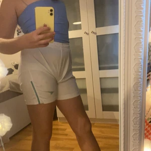 Det är ett par vita shorts 👻 - Har haft i 2år och dom är använda men dom är fortfarande jätte bra.  