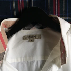 Burberry skjorta - Oversize burberry skjorta som är i jätte bra skick. Använd fåtal gånger. Sitter lose och jätte snyggt på. Så klart äkta. 
