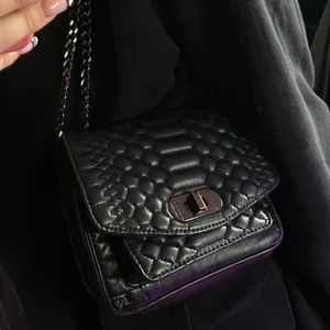 Zadig Voltaire väska - zadig & voltaire väska i modellen XS skinny love mat scales bag. Väskan är använd, därav pris.