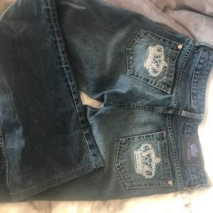 Jättefina lågmidjade jeans från Victoria beckham med stenar på, köpta på second hand men dom hade prislapp och allt på då dom var i nyskick. Har använt dom ett få par gånger sedan dess så dom är fortfarande som nya. Vill veta intresset så startbudet är 25