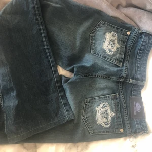 Victoria beckham jeans - Jättefina lågmidjade jeans från Victoria beckham med stenar på, köpta på second hand men dom hade prislapp och allt på då dom var i nyskick. Har använt dom ett få par gånger sedan dess så dom är fortfarande som nya. Vill veta intresset så startbudet är 25