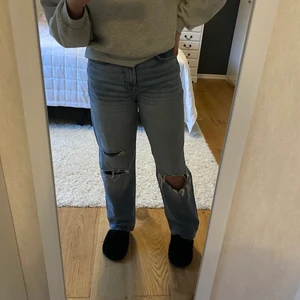 90s high waist jeans - Ett par 90s high waist jeans från Gina tricot🧡 sitter extremt skönt och har en väldigt bra passform, sitter snyggt på🧡 dem är väldigt mjuka för att vara jeans, köpta för 599kr på Gina tricot🧡 är i väldigt bra skick!!
