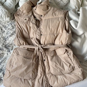 Väst NA-KD  - Säljer en väst från NA-KD som är använd en höst. Bra skick. 