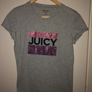 Juicy Couture T-shirt  - Juicy Couture T-shirt i storlek S. 