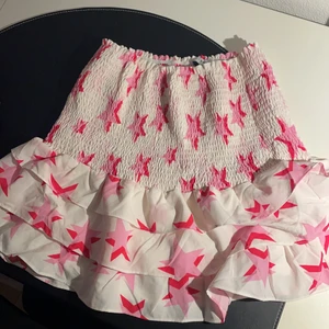 Stjärn kjol - Säljer min oanvända kjol ifrån lovaies💗 ( andra bilden lånad ) 