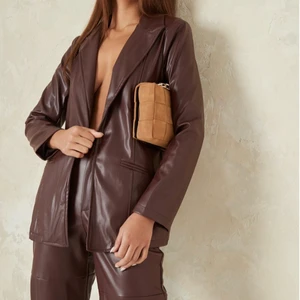 Fakeläder jacka/blazer - Från missguided, uk storlek 17 (XL), säljer då den inte passar mig riktigt (vill ha oversize), den var liten i storleken!! Nypris 800kr, helt oanvänd. 