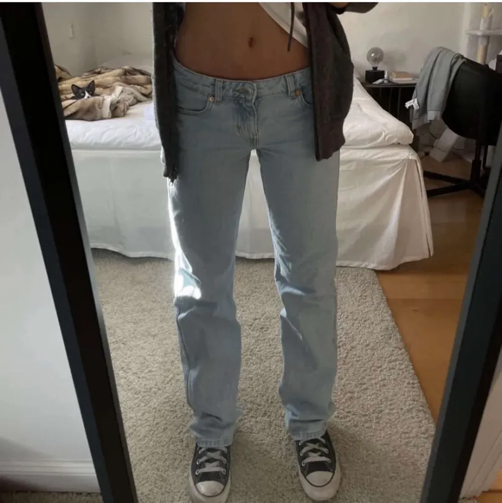 Säljer dessa fina  jeans från weekday i modellen ”Arrow low” eftersom dem är för små för mig,skriv privat för fler bilder💕              (Direktköp 600kr). Jeans & Byxor.