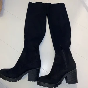 Svarta stövlar 36 - Knappt använda är lite för stora för mig. 