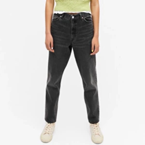 Taiki black jeans - High waist balloon leg “Taiki” jeans i washed black. Jättefina och passar till allt! Bra skick, Nypris:400kr.