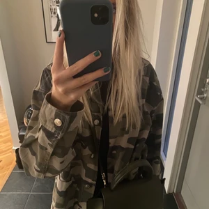 Militärjacka  - Säljer min jättefina militär jacka, strl M men skulle säga att den är en XS-M. 