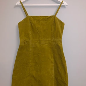 Gul klänning - Bra skick. Ytterst lite nött i midjan. Klänningen har en dragkedja i bak. Axelbanden går att justera. Jättesöt men den kommer inte till användning hos mig längre.💛 69kr+frakt 62kr ~BETALNING SKER VIA SWISH~