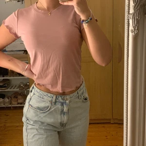 Gammelrosa t-shirt - Superskön t-shirt från BikBok. Använd ett fåtal gånger. Köparen står för frakten.