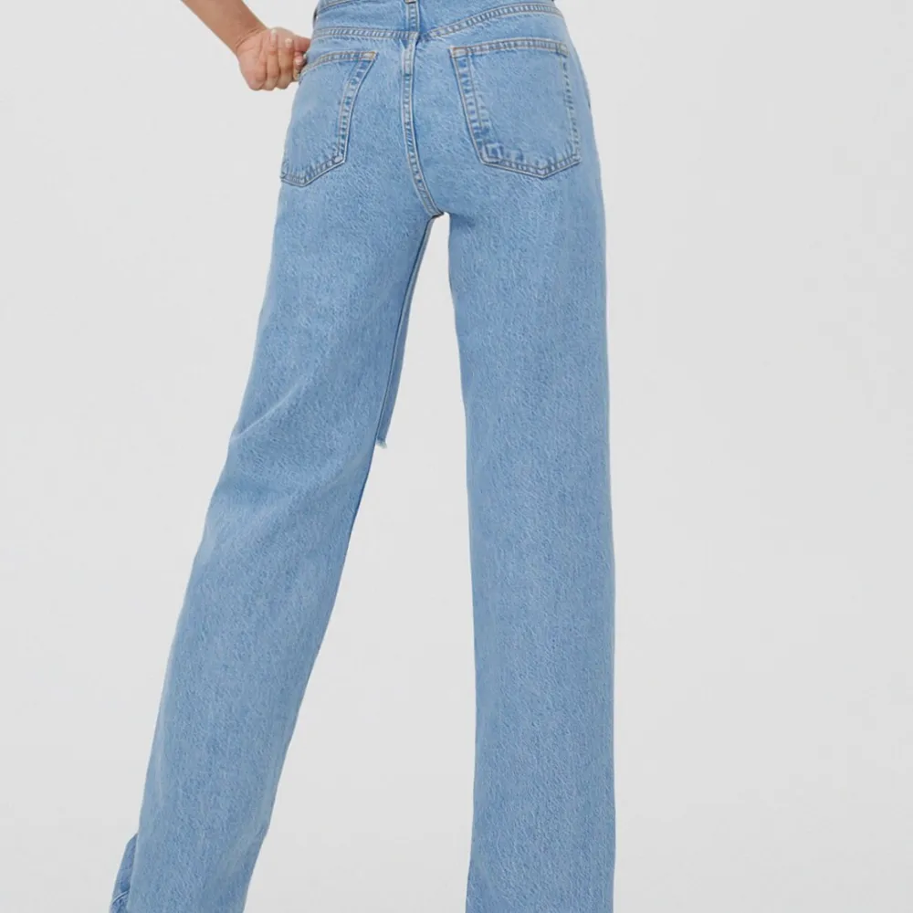 Säljer dessa populära jeans!! Super snygga och använda 1 gång❤️. Jeans & Byxor.