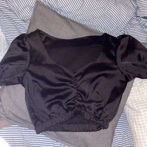 Svart satin topp - SÅÅ fin satin topp/blus! Storlek S
