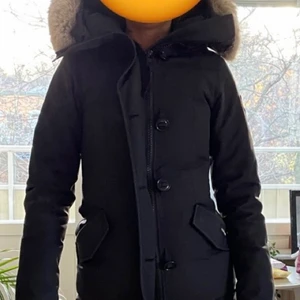 Canada goose jacka dam - Relativt ny jacka använd en vinter endast. Köpt från johnells för 10000 kr. Storlek xxs. 