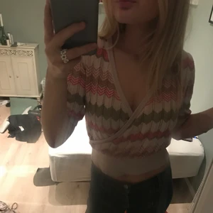 Topp 120 kr - Jätte fin topp köpt här på Plick! Är i gott skick, säljer för 120 och möts i Stockholm!💗