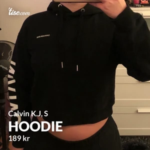 hoodie - från calvin klein jeans, tryck på ryggen och armarna