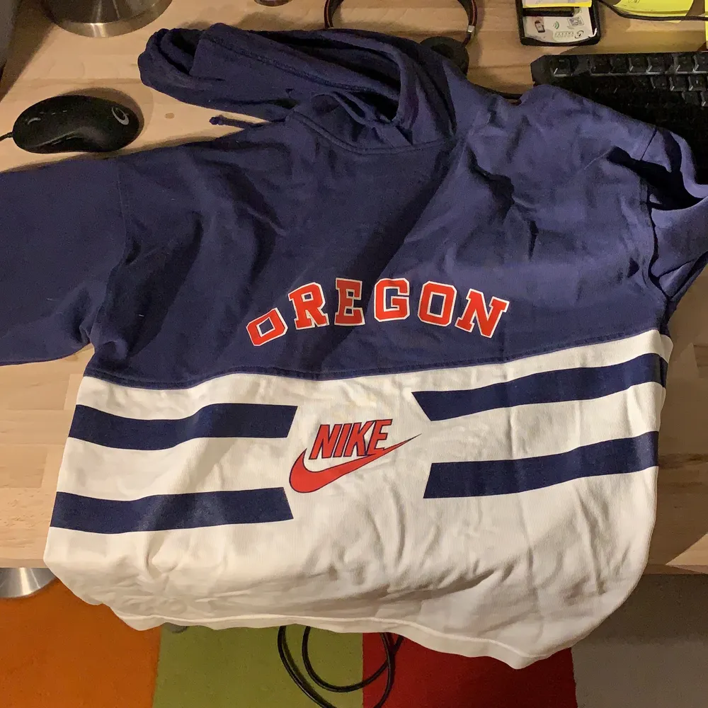 Nike hoodie köpt för ett par månader sen som jag nu växt ur o aldrig han använda. Medium i herr storlek.trycker sitter bra även efter jag prövat tvätta den. Kan mötas upp runt Stockholm. Priset kan självklart diskuteras. . Hoodies.