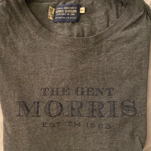 Morris t-shirt - Säljer en jättefin Morris t-shirt! Den är i jättefint skick förutom att det är ett jättelitet hål längst ner på tröjan vid de lilla märket (kolla bild 3) detta är inget som syns eller läggs märkte till☺️ 