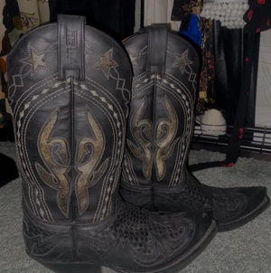 vaquero boots - Snygga cowboyboots i storleken 37! Nypris på dessa skor ligger på 2000kr ungefär💖 dem är normala i storleken och nästan oanvända, så nästintill som nya i kvaliten💖 pris går att diskutera!