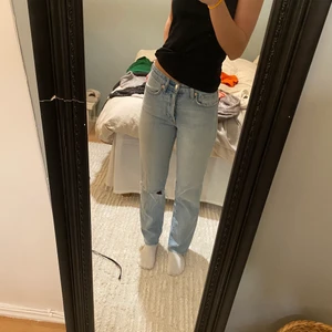Raka jeans  - Raka jeans från hm i storlek 25🌸