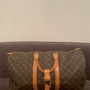 Louis Vuitton keepall ÄKTA - Säljer en äkta LV keepall storlek 50. Köpt på vintage bar 2019, det har äkthetsgaranti på väskan. Fint vintage skick!! Hel och ren. Mer bilder kan skickas vid seriöst intresse, finns även att hämta i Stockholm.