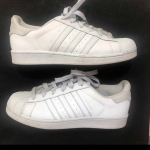 Adidas Superstar Adicolor  - Unik färg som inte går och köpa längre. Dom lyser även i mörkret. Storlek 38,5 men passar som 39! Väldigt bra skick med original box 