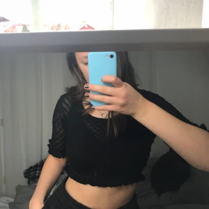 Zara Topp - Äälskar denna topp o perfekt för fest!!!❤️‍🔥 Liten i strl då den är M men sitter som S✨