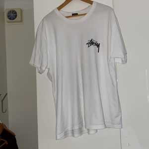 Stussy x our legacy workshop  - En svin fet stussy x our legacy workshop t-shirt, bra skick. Säljer på grund av att den inte passar mig