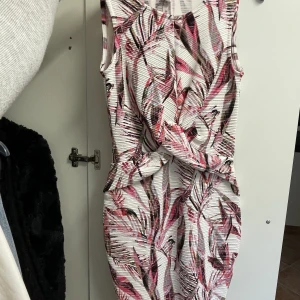 Klänning  - Aldrig använd. 