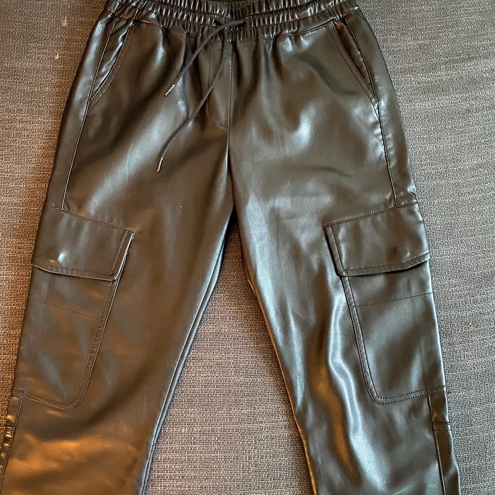 Very soft leather pants from zara worn only once size xs  originally bought for 550. Jeans & Byxor.