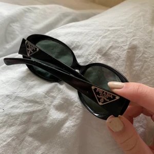 Solglasögon  - Solglasögonen från Prada. Köpt för länge sen på Arlanda så kvittot finns ej kvar. Spårbar frakt tillkommer på 66kr❤️