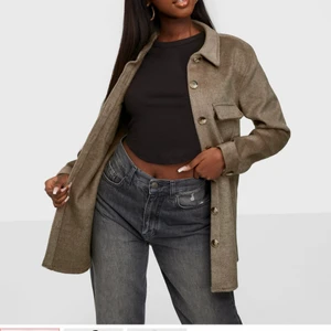 Object Collectors Item Jacket från Nelly - En helt oanvänd höst/vår jacka från Nelly i strl 38!! Kostade från början 799kr men lägger ut den för bara 350kr🤩🤩