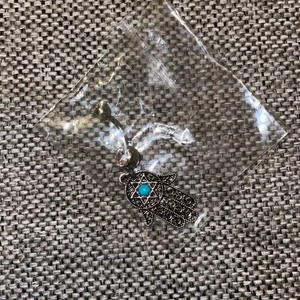 Navelpiercing  - Navelpiercing fatimas hand oanvänd.