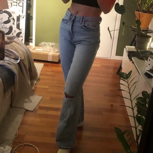 Voyage jeans Weekday - Ljusblåa Weekday jeans med hål i högra benet. E 25 L 32. Tveka inte på att höra av dig om frågor! Möts upp i Stockholmsområdet❣️ men undantag går att göra! ;)