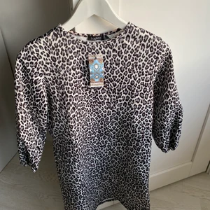 Leopardklänning  - Klänning oanvänd, nyskick! Frakt står köpare för (köpare väljer fraktsätt) eller kan vi mötas upp i Kävlinge/Lund/Landskrona/Staffanstorp/Löddeköpinge osv 