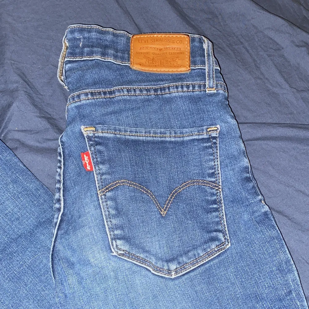 Jeans från Levis i modellen ”721 high rise skinny” i storlek 26. Mycket stretch och sitter snyggt men kommer ej till användning. Jeansen är i fint skick och endast använda ett fåtal gånger. Kan skicka bättre bilder vid intresse:). Jeans & Byxor.