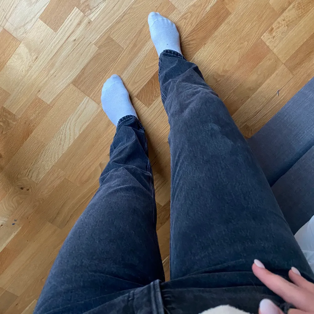 Ett par svarta mid rise jeans från zara som används en gång! Jag är 173 cm lång och dem går till hälen på mig. Köparen står för frakt <3. Jeans & Byxor.