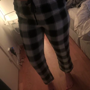 Pyjamasbyxor  - Säljer mina svart,grå,vita pyjamasbyxor eftersom det blivit för små för mig. Storlek S
