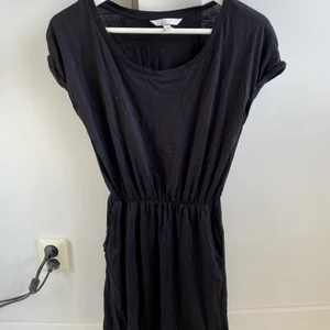 Klänning - Klänning knappt använd så i bra skick!  Frakt står köpare för (köpare väljer fraktsätt) eller kan vi mötas upp i Kävlinge/Lund/Landskrona/Staffanstorp/Löddeköpinge osv 