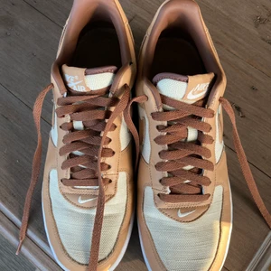 Nike Air force 1 QS  - Skick 7/10, använda drygt 5 gånger, Helt äkta, storlek 44.5 