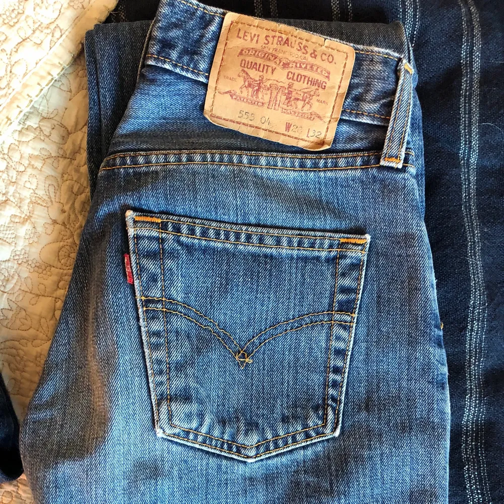 Lågmidjade jeans ifrån levis i storlek W:28 L:32, aningen stora på mig som oftast har storlek 26. Jag är 158cm lång. Midjemåttet är 36cm (mätt rakt över) och innerbenslängden är 80cm. Aningen slitna där nere men inget man tänker på. Säljer direkt för 300kr och fri frakt. . Jeans & Byxor.