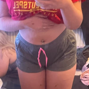 Gråa mjukis shorts  - Gråa mjukis shorts från h&m. Sitter jättebra jättesköna att gå i.