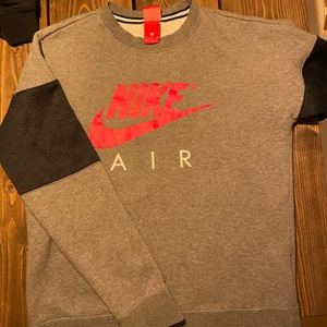 Nike collagetröja  - Jättesnygg Nike collagetröja i nyskick storlek S