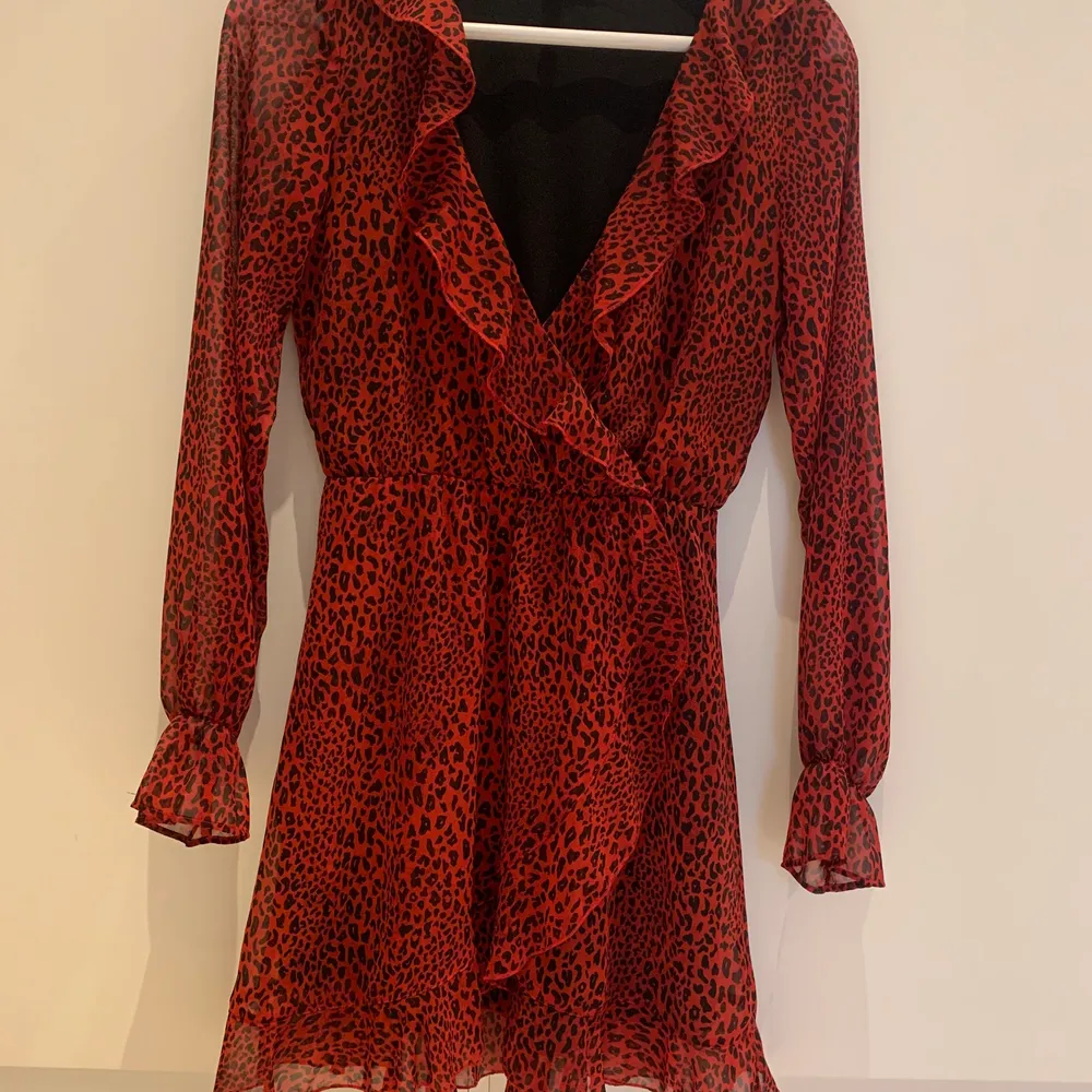 Jättefin klänning från H&M. Röd med ett leopard mönster. Ungefär 2 år gammal och använd ett fåtal gånger.. Klänningar.