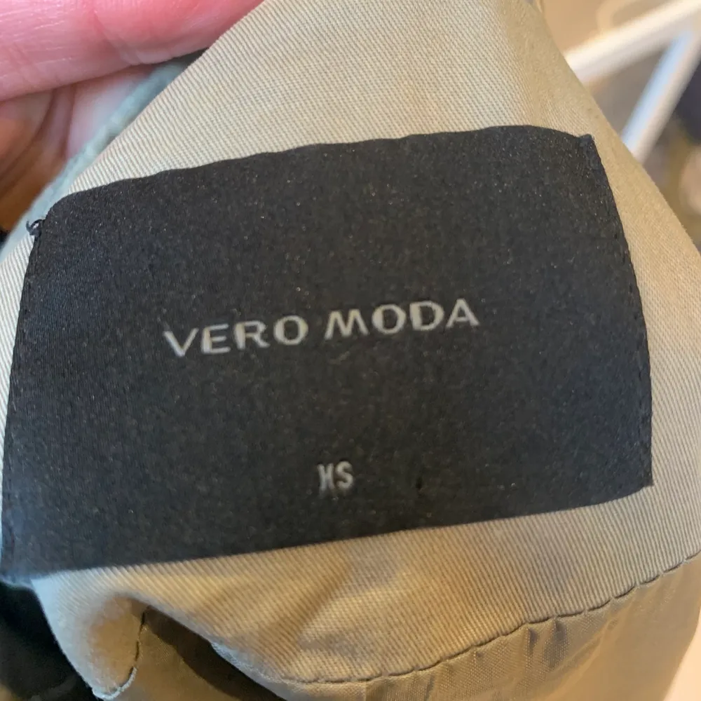 En grön fin tunn jacka från Vero Moda, köpt för några år sedan, ganska bra skick. Jackor.