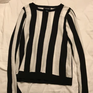 Randig tröja från monki  - Randig tröja från monki i storlek S🖤🤍 Säljer den för 100kr+ frakt