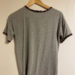 Boohoo - Säljer min fina grå tröja från Boohoo. Använt den ett par gånger men den är som nyskick. Tröjan formar sig väldigt bra efter sig själv❣️ pris går att diskutera vid snabb affär