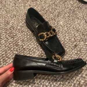Skinnloafers - Säljer de här trendiga loafers i 70talsstil. Använda 2 ggr, fint skick. Mjukt äkta läder så de är jättesköna att gå i, fyrkantig tå och guldspänne. 