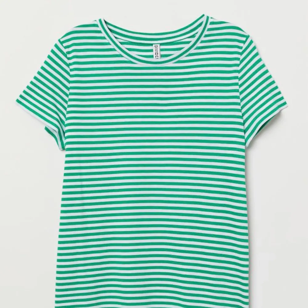 Grön randig t shirt från Hm i storlek XS knappt använd så i bra skick. T-shirts.
